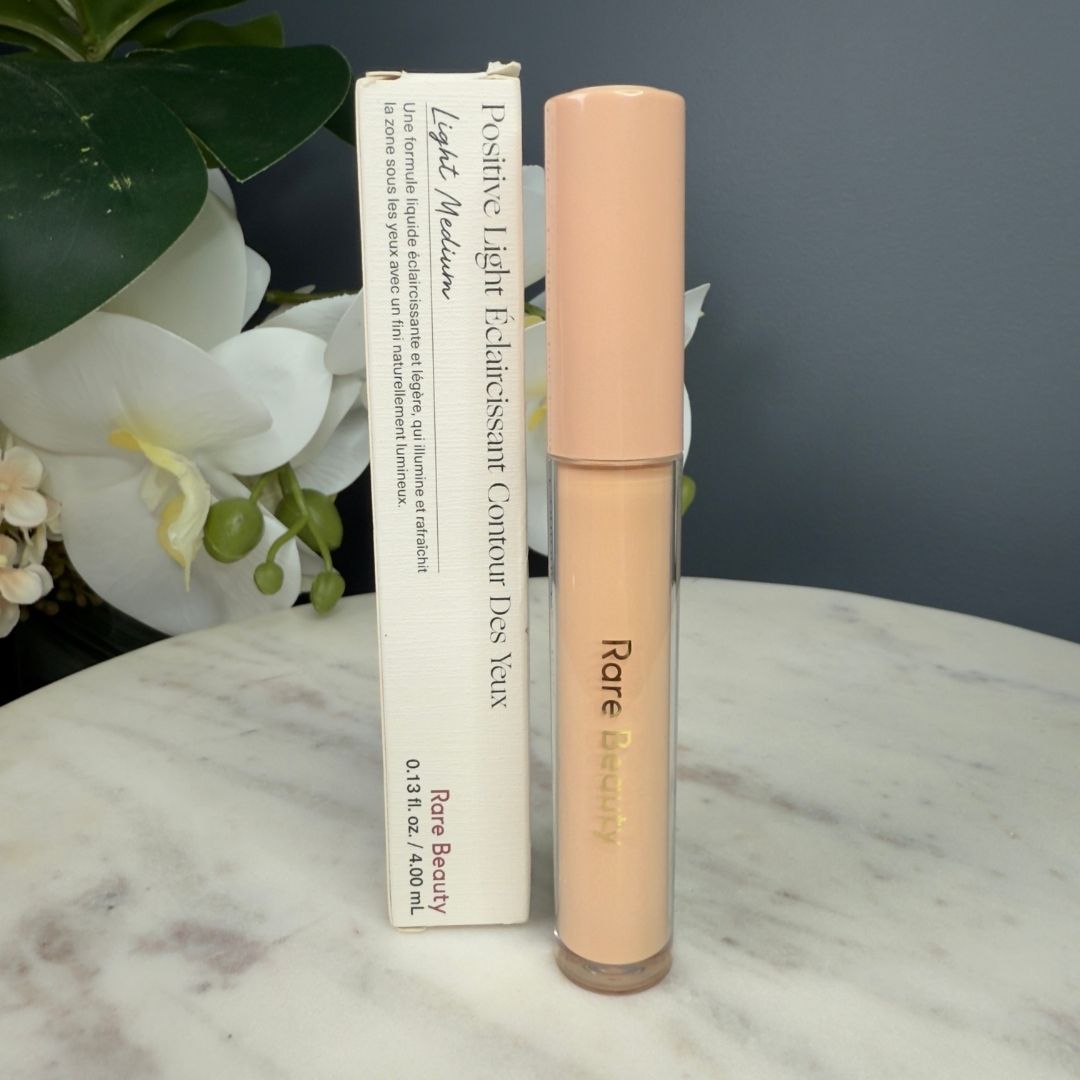 Rare Beauty de Selena Gomez, illuminateur pour le contour des yeux Positive Light ? Teintes claires à moyennes (sous-tons roses)